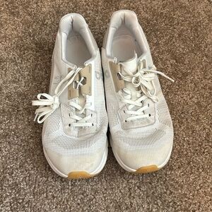 On cloud tennis shoes